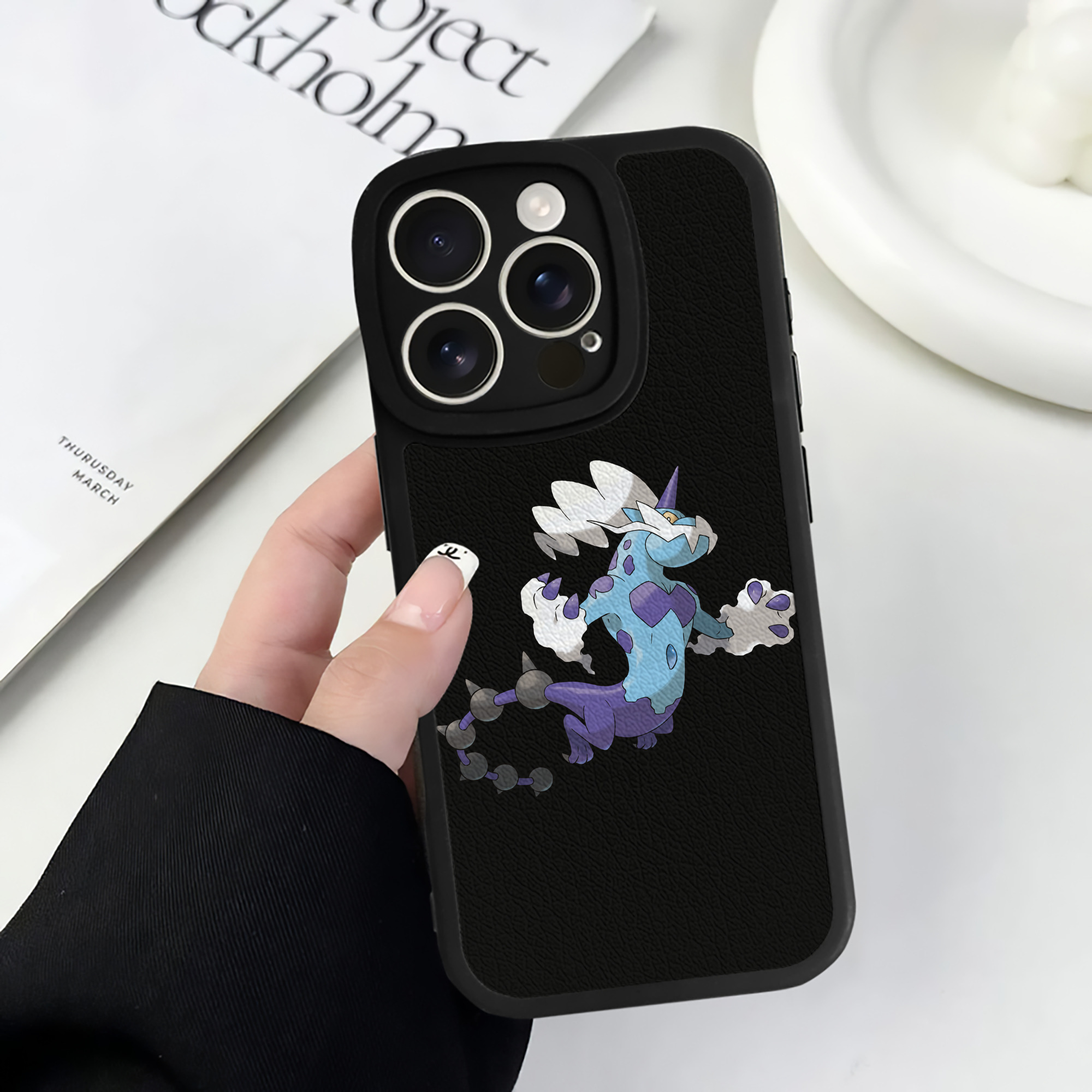 （画像用） ポケットモンスター Pokémon 【iPhone 16シリーズ対応】シリコンスマホケース（レザー調） 材質：シリコン